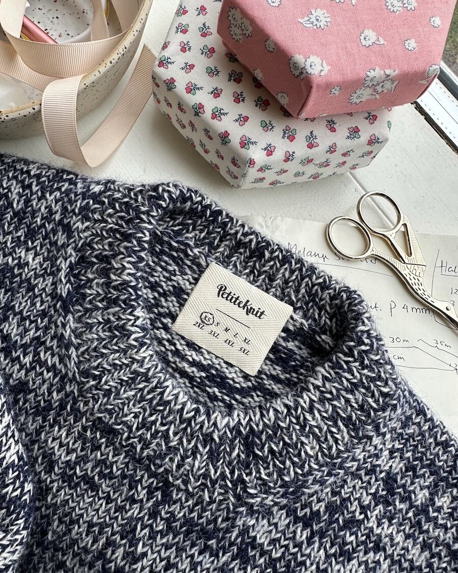 "Sizes" label by Petiteknit