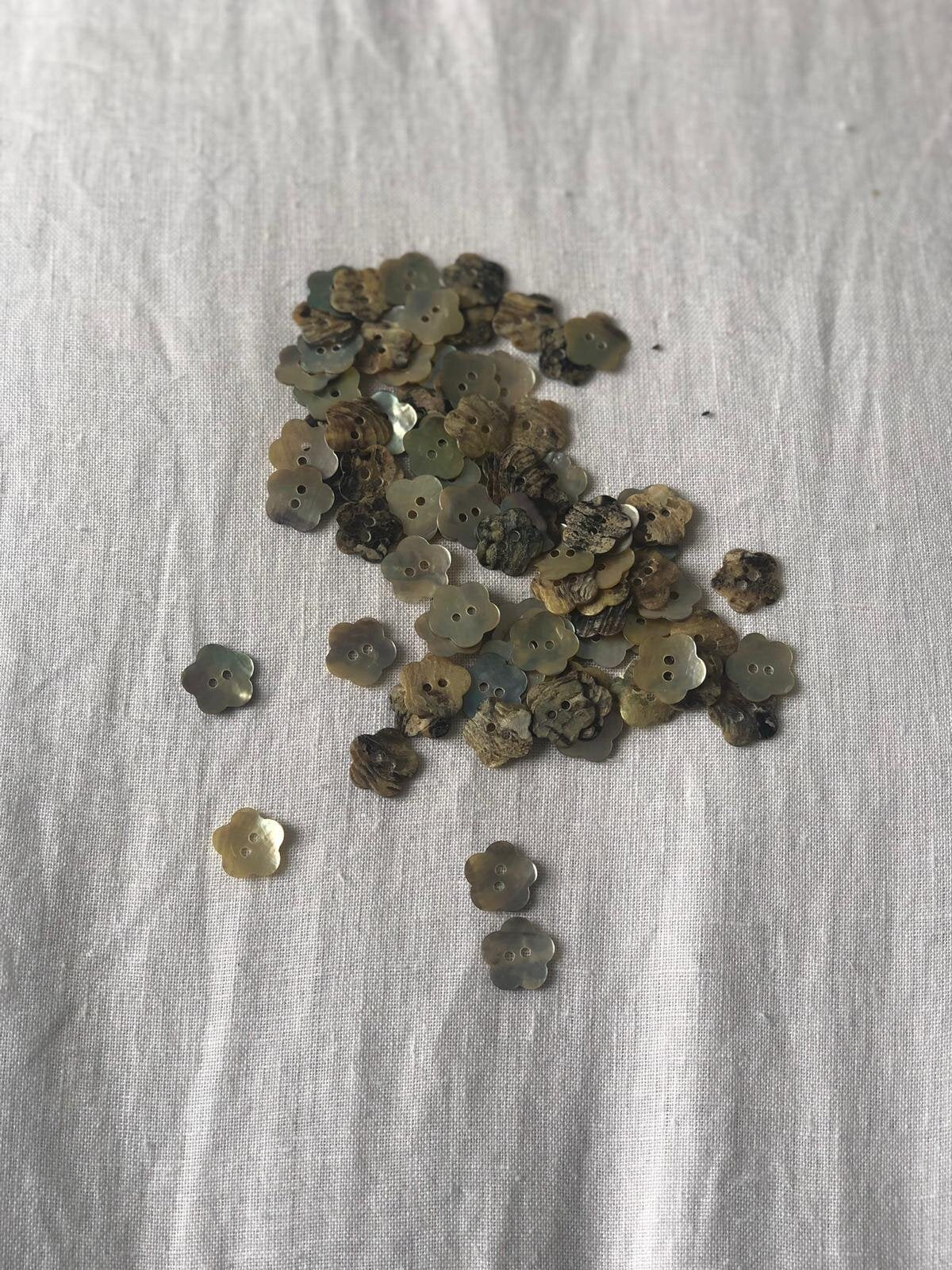 flower shaped mother of pearl button 15mm 2