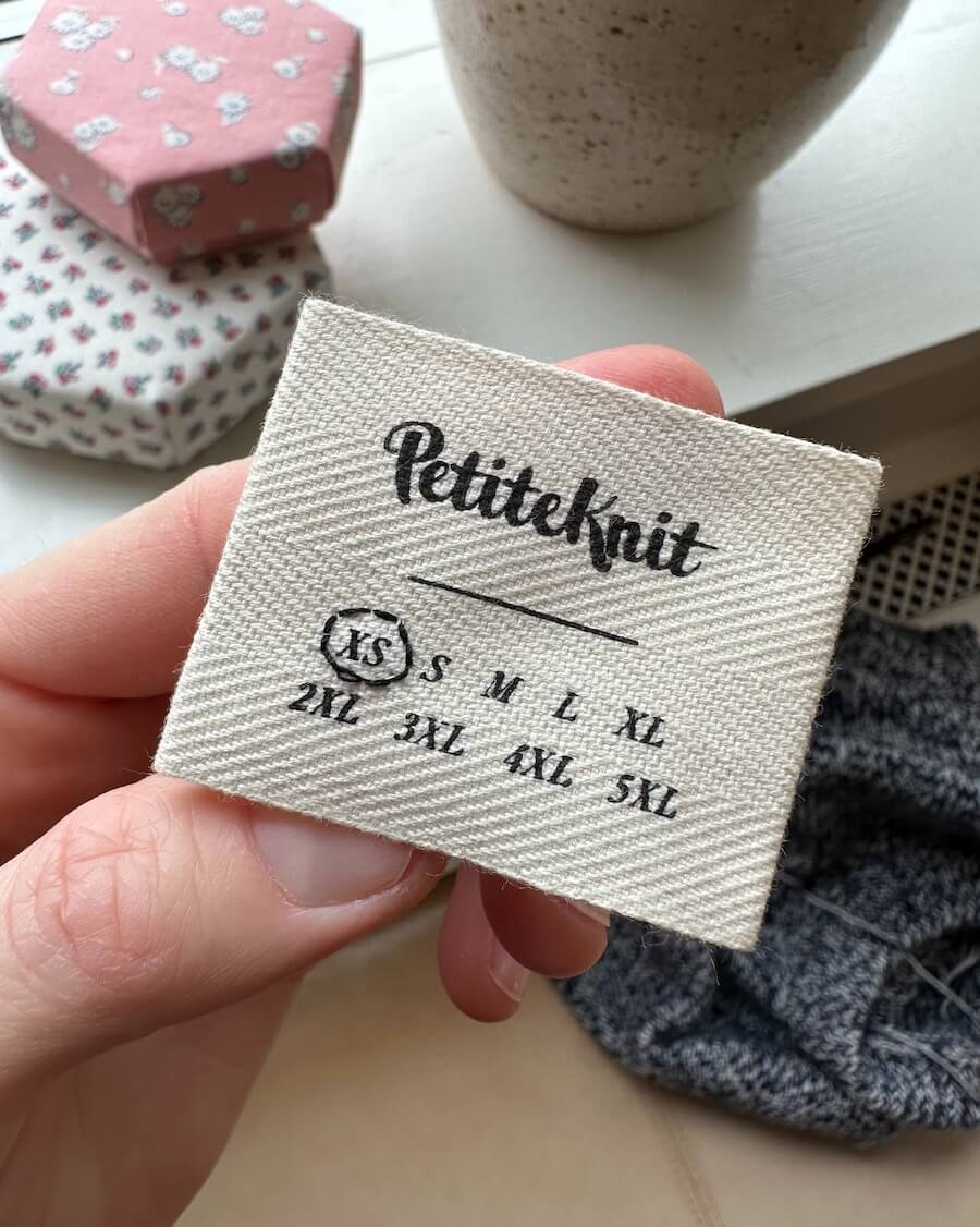 "Sizes" label by Petiteknit