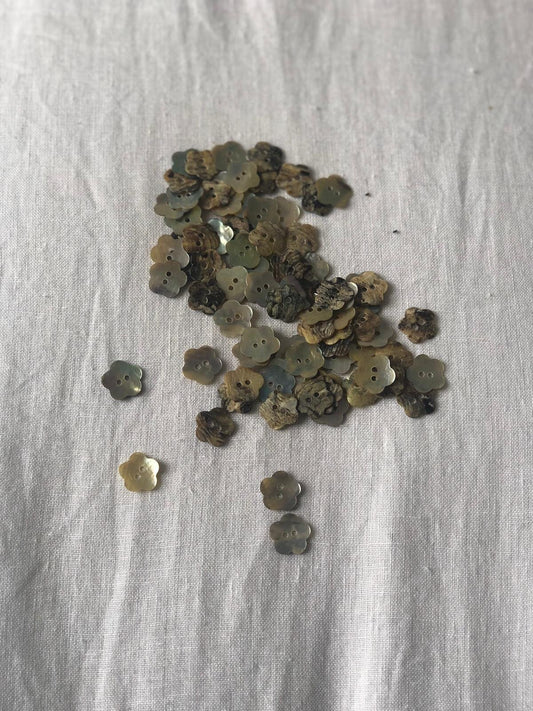 flower shaped mother of pearl button 15mm 2
