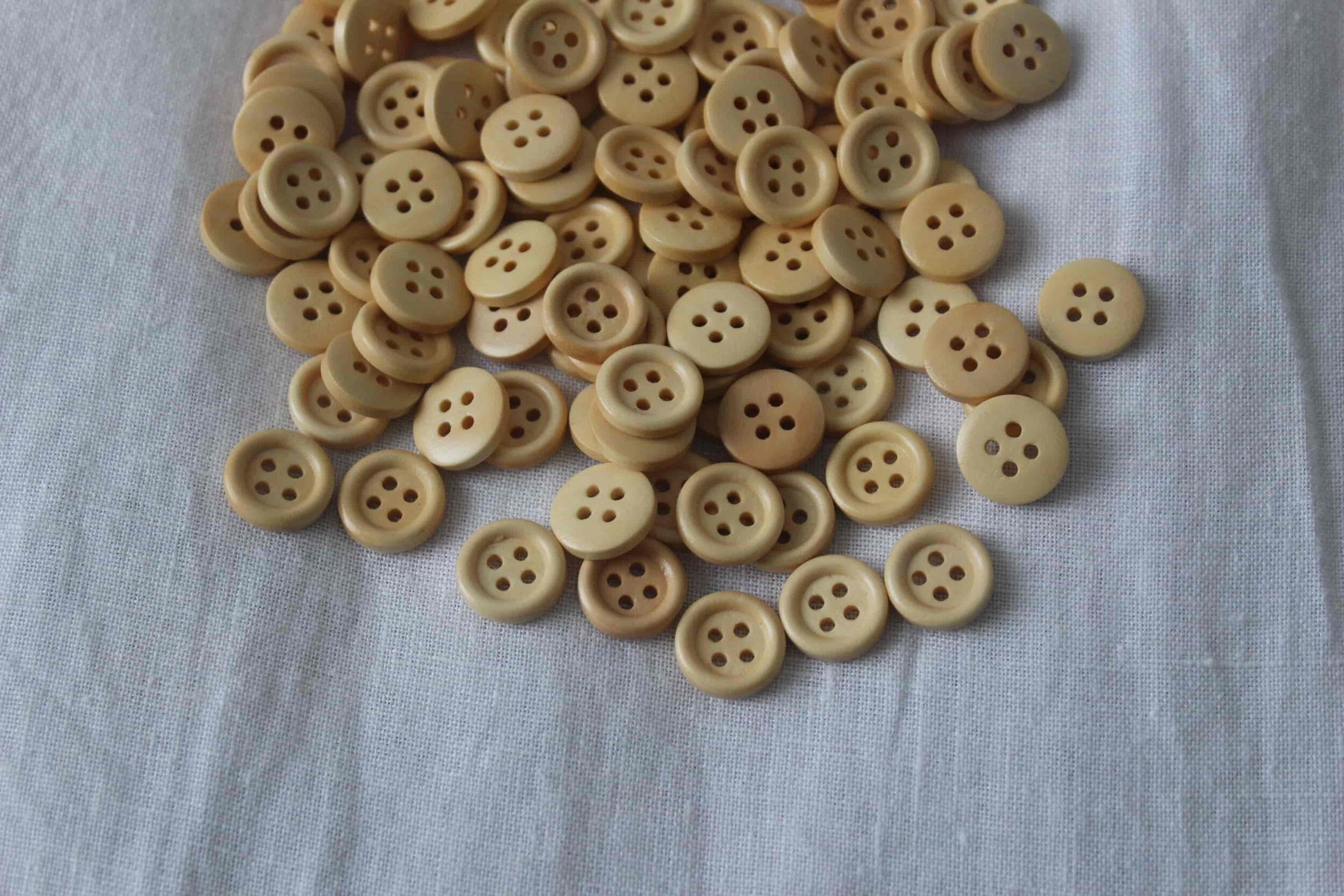 varnished light wood buttons 15mm 2