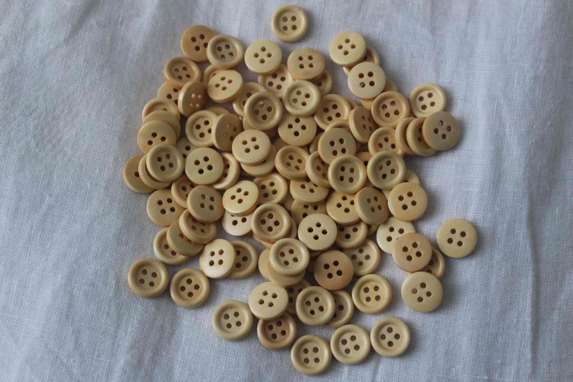 varnished light wood buttons 15mm 1